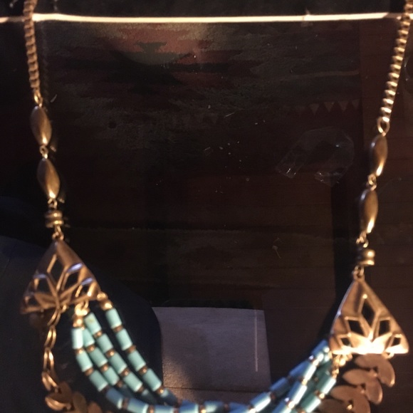 Over a hundred vintage and designer necklaces. - Picture 7 of 8